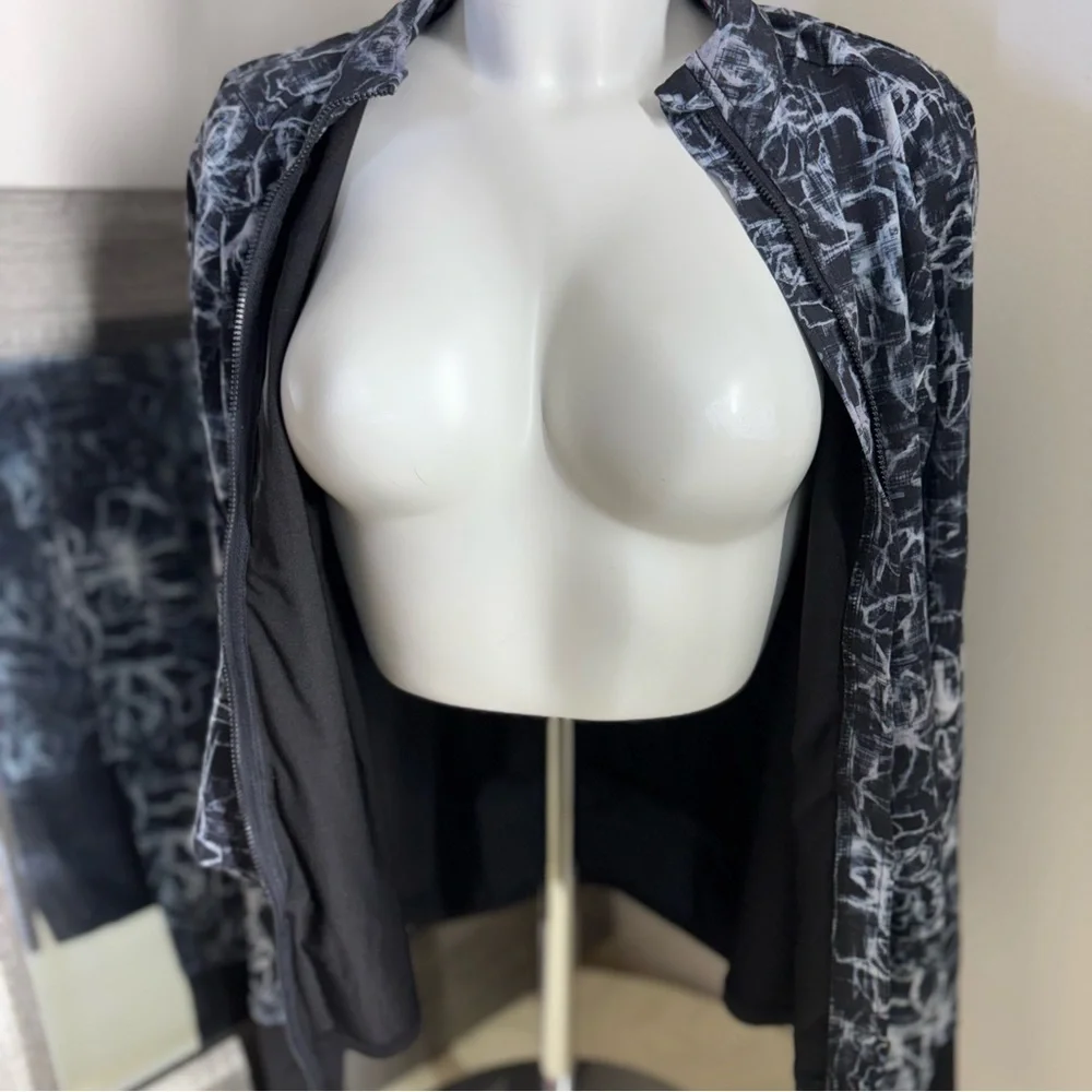 Spyder Black and White Running Jacket with layered Athletic Silhouette